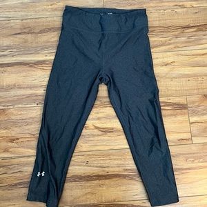 Underarmor compression crop LEGGINGS